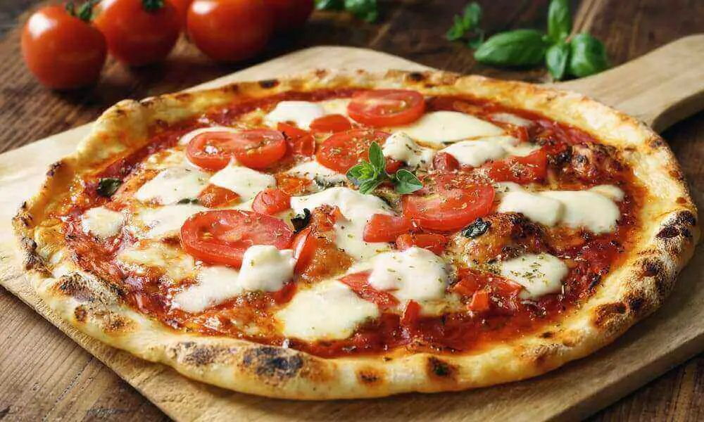How to make thin pizza crust: Italian recipe and 5 key tips