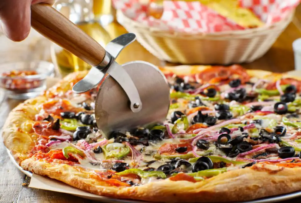 Manual on how to sharpen a pizza cutter in 4 different ways
