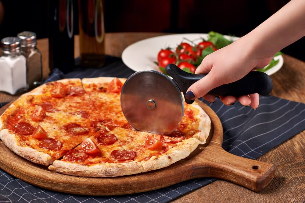 pizza cutter slices pizza