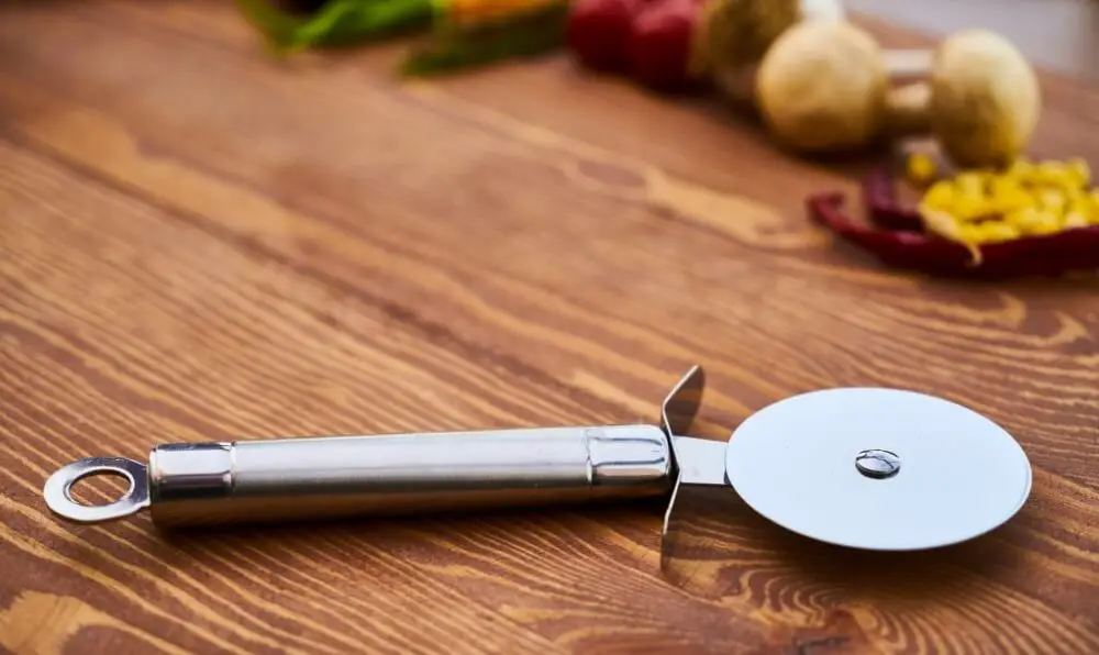 sharp pizza cutter