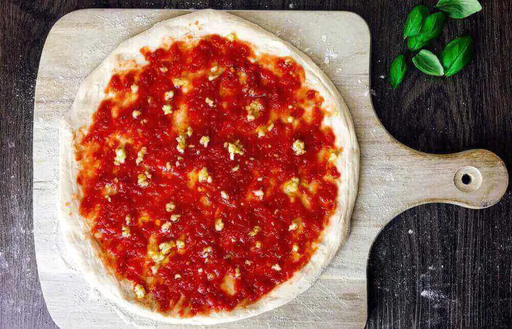 marinara sauce on pizza dough