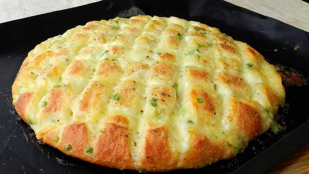 Cellular pattern garlic mozzarella bread