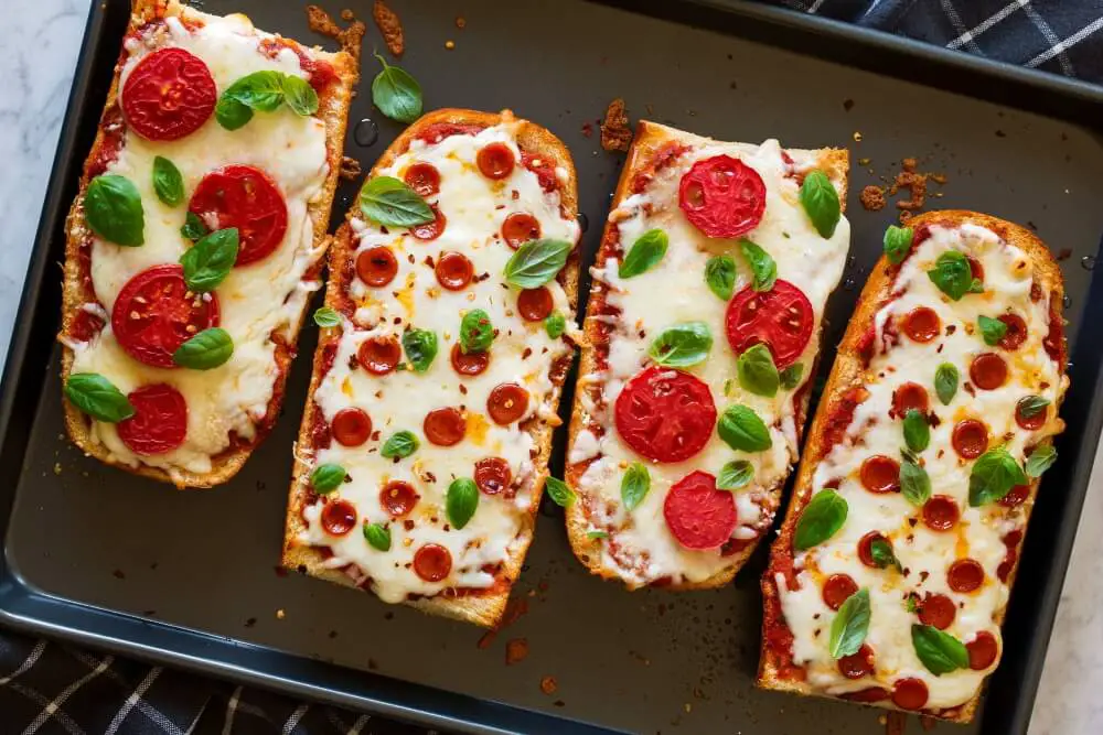 How To Make Garlic Bread Pizza: Great Ideas For 3 Recipes