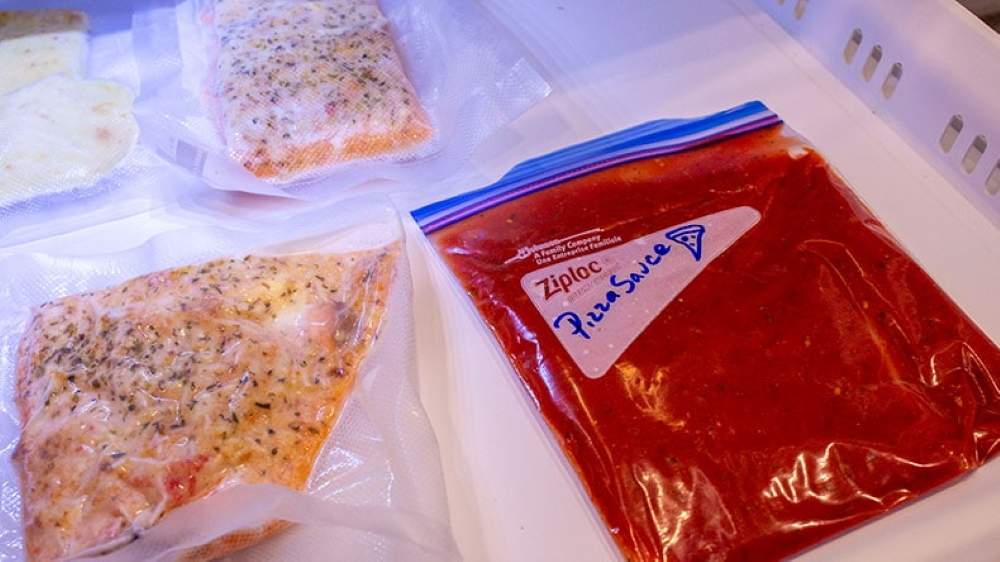 freeze pizza sauce in plastic freezer bag