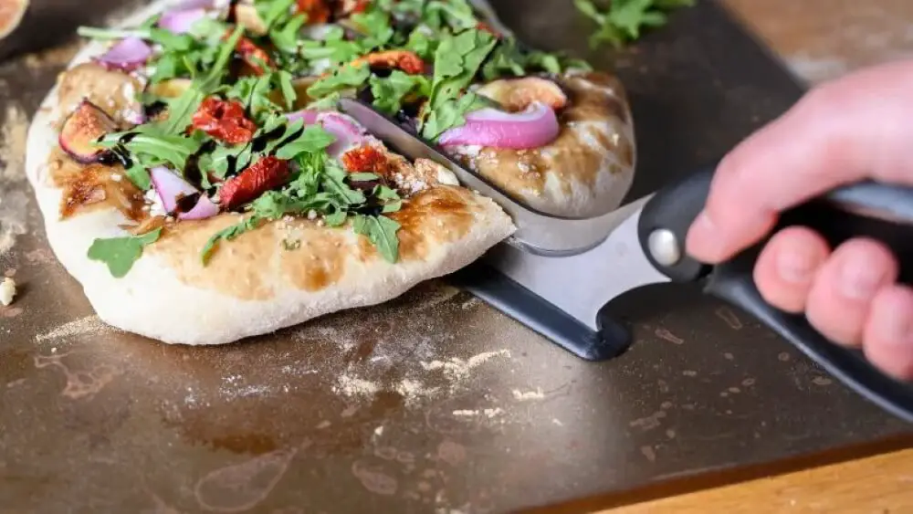How to cut a pizza without a pizza cutter: try 5 best tools