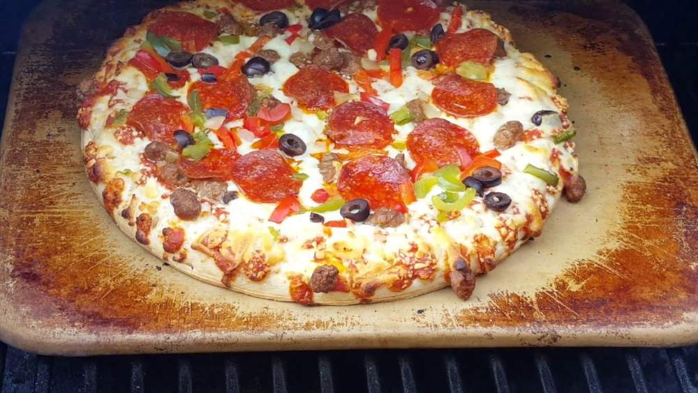 Usong pizza stone for grilling and smoking